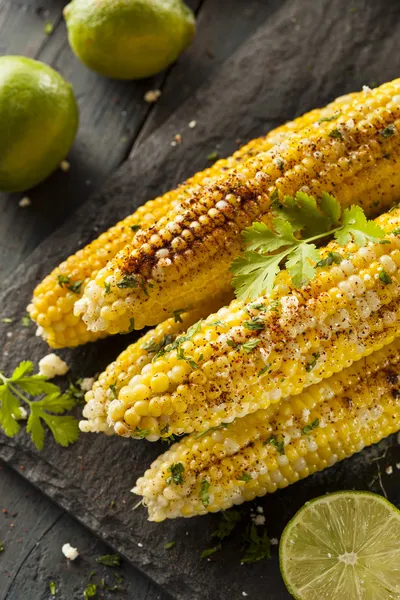 Delicioso maíz mexicano a la parrilla —  Fotos de Stock