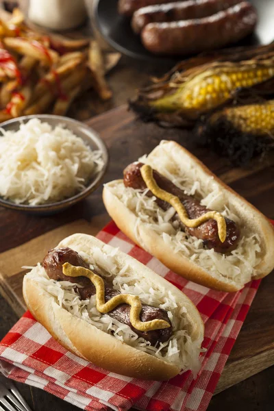 Bratwurst fatti in casa con crauti — Foto Stock