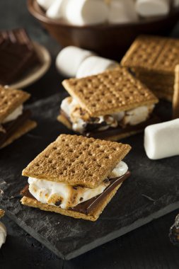 şekerleme lokum çikolata ve kraker ile