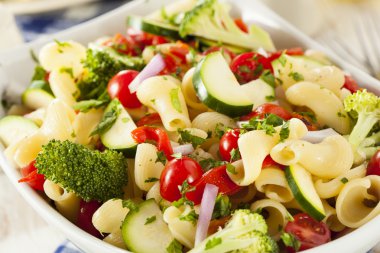sağlıklı ev yapımı makarna salatası