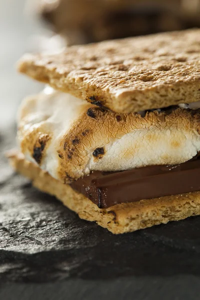 S 'mores con malvaviscos Chocolate y galletas Graham —  Fotos de Stock