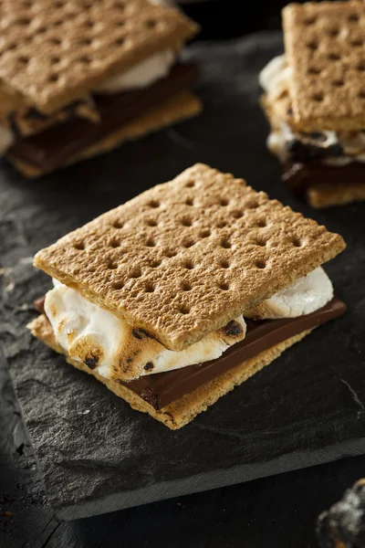 S 'mores com Marshmallows Chocolate e Graham Crackers — Fotografia de Stock