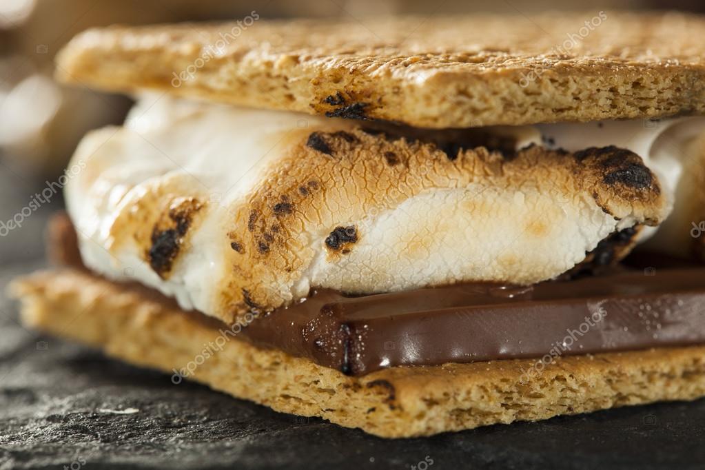 S 'mores com Marshmallows Chocolate e Graham Crackers fotos, imagens de