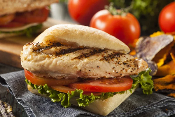 Sandwich de pollo a la parrilla saludable — Foto de Stock