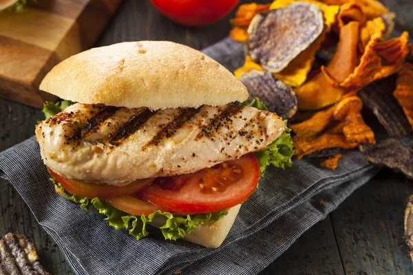 Gesundes gegrilltes Hühnersandwich — Stockfoto