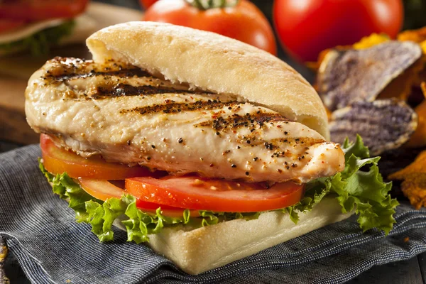 Gezonde gegrilde kip sandwich — Stockfoto