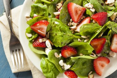 Organik sağlıklı çilek balsamik salata