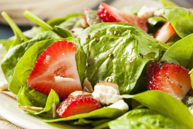 Organik sağlıklı çilek balsamik salata