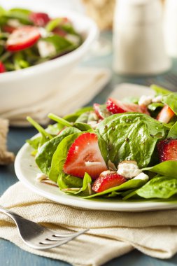 Organik sağlıklı çilek balsamik salata