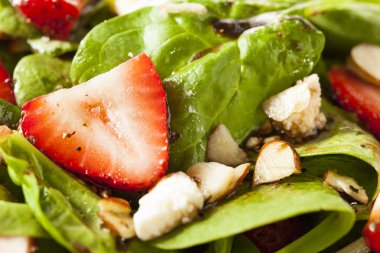 Organik sağlıklı çilek balsamik salata