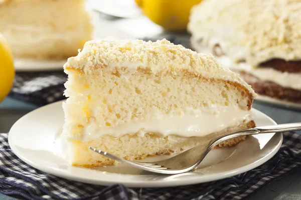Домашний лимонный торт со сливочной глазурью — стоковое фото