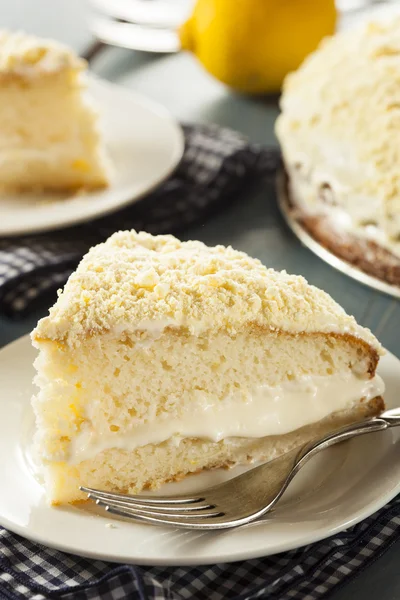 Gâteau au citron fait maison avec glaçage à la crème — Photo