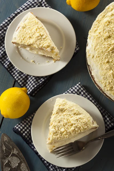 自家製レモン クリーム色のフロスティングとケーキ — ストック写真