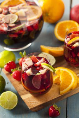 ev yapımı lezzetli kırmızı sangria