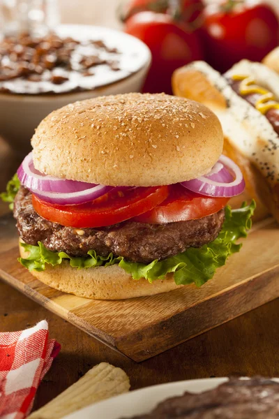 Obfite hamburger z grilla z sałaty i pomidorów — Zdjęcie stockowe