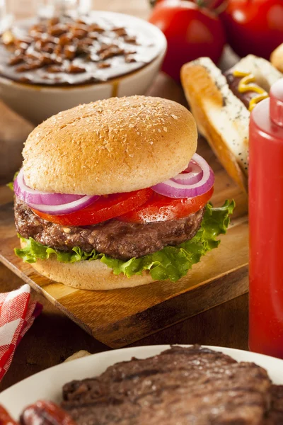 Hearty Grilled Hamburger with Lettuce and Tomato — Stock Photo, Image
