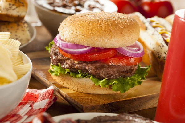 Hamburguesa a la parrilla abundante con lechuga y tomate —  Fotos de Stock