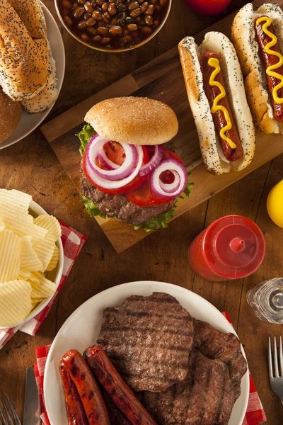 Hamburger alla griglia e hot dog — Foto Stock