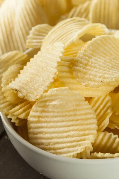 Ohälsosamma crinkle skär potatis chips — Stockfoto