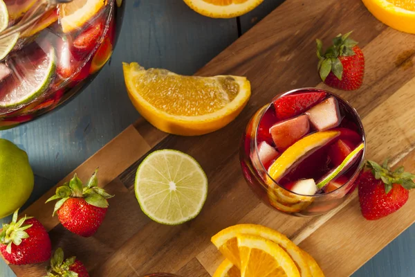 Ev yapımı lezzetli kırmızı sangria — Stok fotoğraf