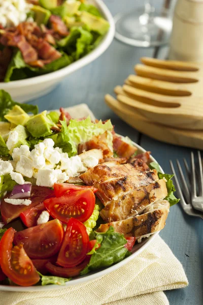 Gesunder deftiger Cobb-Salat — Stockfoto