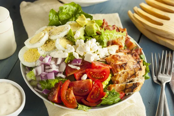 Salade Cobb saine et copieuse — Photo