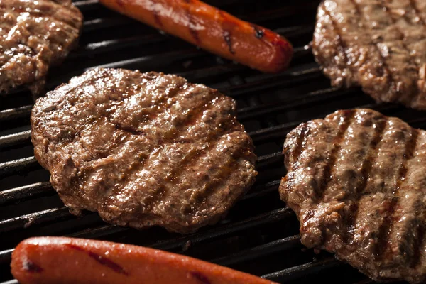 Hamburger und Hot Dogs auf dem Grill — Stockfoto