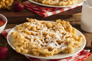 pudra şekeri ile ev yapımı huni pasta