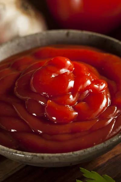Bio-roter Tomatenketchup — Stockfoto