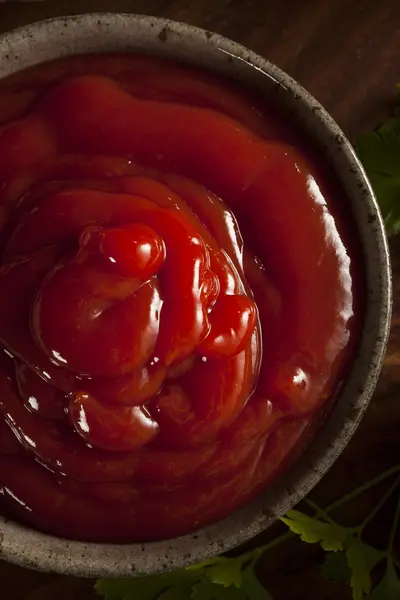 Biologische rode tomatenketchup — Stockfoto