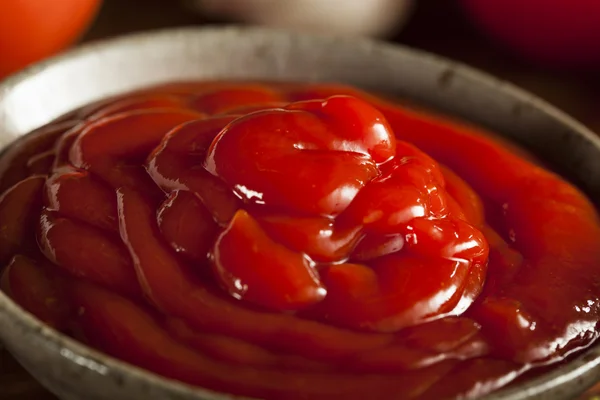 Biologische rode tomatenketchup — Stockfoto