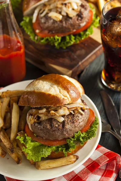 Hamburguesa gourmet con lechuga y tomate —  Fotos de Stock