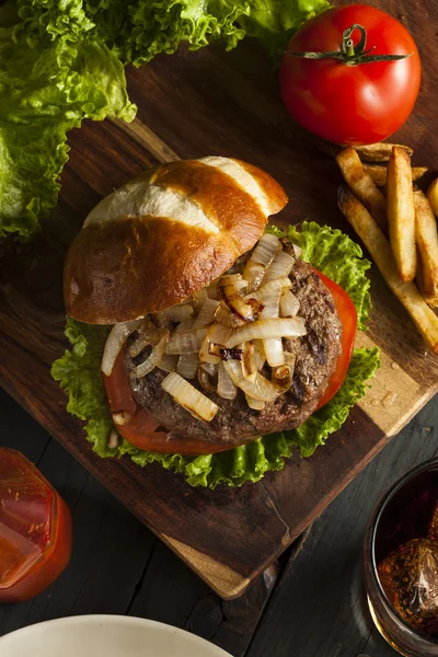 Wyśmienity hamburger z sałaty i pomidorów — Zdjęcie stockowe
