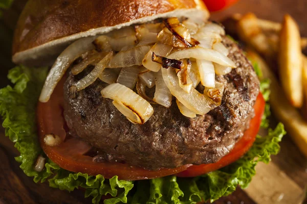 Hamburger gastronomique à la laitue et aux tomates — Photo