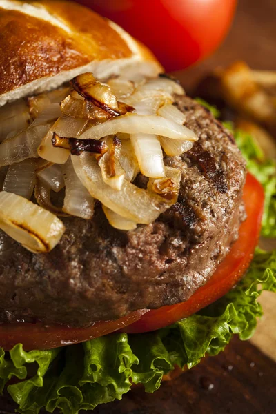 Hamburguesa gourmet con lechuga y tomate — Foto de Stock