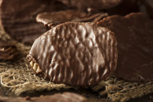 Hemgjord choklad omfattas potatischips — Stockfoto