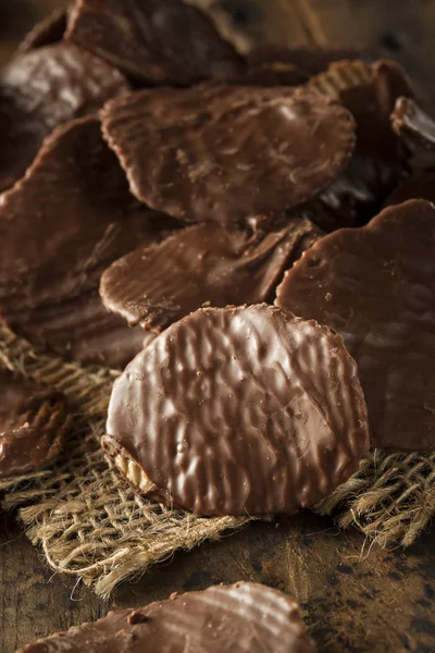 Hemgjord choklad omfattas potatischips — Stockfoto