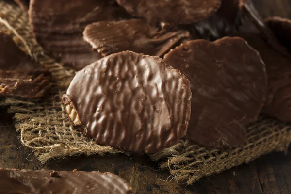 Hemgjord choklad omfattas potatischips — Stockfoto