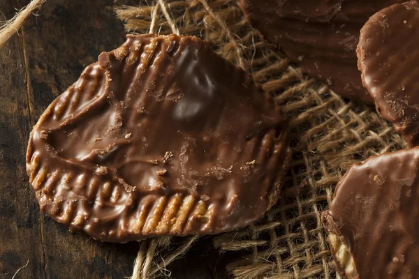Batatas fritas cobertas de chocolate caseiro — Fotografia de Stock