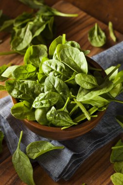 Yeşil ham organik bebek ıspanak