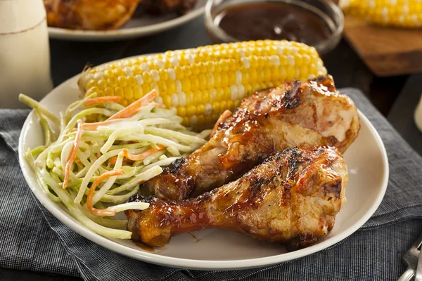 Домашний жареный цыпленок барбекю — стоковое фото