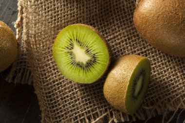 taze organik yeşil kivi