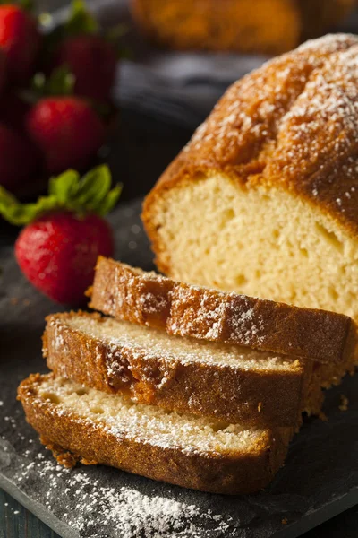 Zelfgemaakte pond cake met aardbeien — Stockfoto