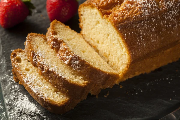 Zelfgemaakte pond cake met aardbeien — Stockfoto