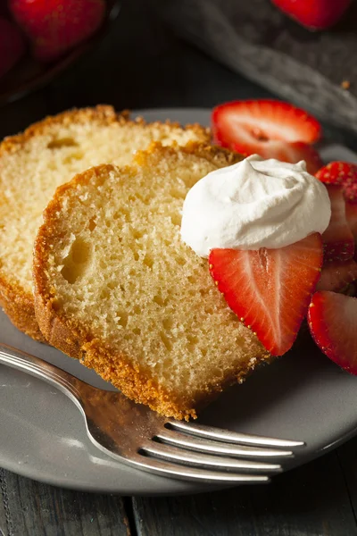 Zelfgemaakte pond cake met aardbeien — Stockfoto
