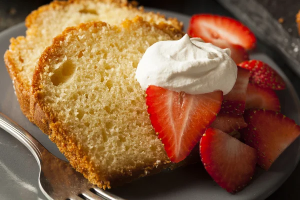 Hausgemachter Pfund Kuchen mit Erdbeeren — Stockfoto