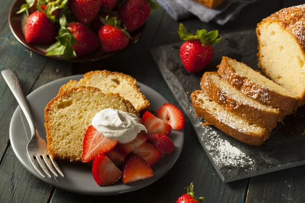 Zelfgemaakte pond cake met aardbeien — Stockfoto