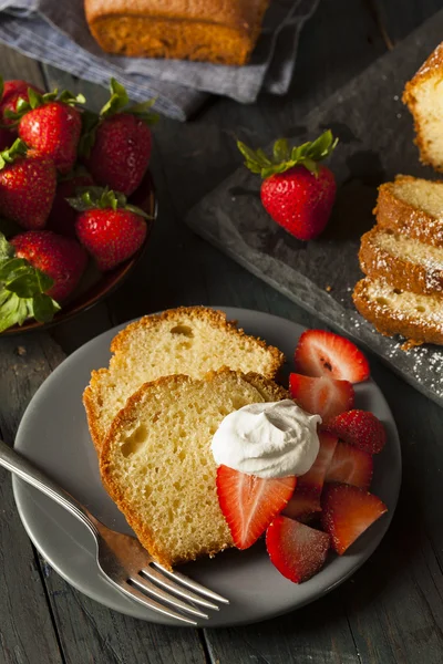 Zelfgemaakte pond cake met aardbeien — Stockfoto