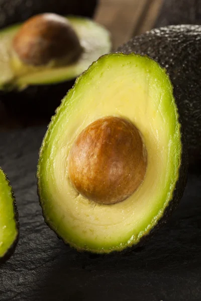 Organische rauwe groene avocado 's — Stockfoto