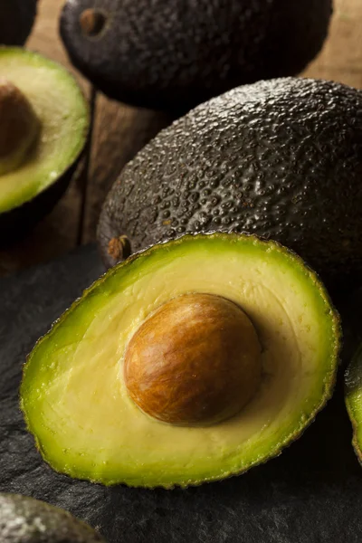 Organische rauwe groene avocado 's — Stockfoto